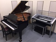 グランドピアノとエレクトーン完備の個人レッスン室です。