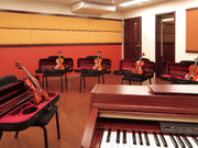 弦楽器のレッスン部屋。温かみのある配色の落ち着いた部屋です。