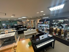 店内は鍵盤楽器・管楽器など多数展示！！(2024年4月26日現在)（その3）