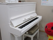 彦根の教室ではココだけにしかないホワイトのピアノも！