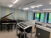 ヤマハ音楽教室のグループ部屋が2階～4階で9部屋ございます。
