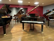 ヤマハやスタインウェイのグランドピアノを展示。