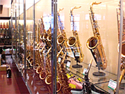 品揃え豊富な管楽器コーナー。