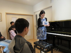 「ピアノがある暮らしをはじめようキャンペーン」に、JEUGIA彦根店でピアノをご購入のお客様がA賞に当選されました！（その2）