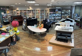 店内は鍵盤楽器・管楽器など多数展示！！(2024年11月11日現在)（その2）